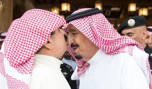  Bahrain King kisses nose of Saudi monarch during visit to Saudi Arabia (archival)