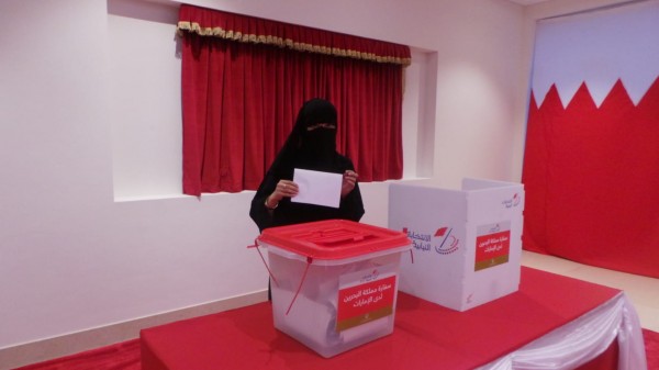  A voter casts her vote at Bahrain Embassy in Abu Dhabi - 2018 Elections