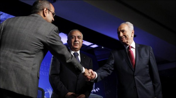 Bahrain Crown Prince shaking hands with former Israeli president Shimon Peres during meeting in Davos on January 29, 2000