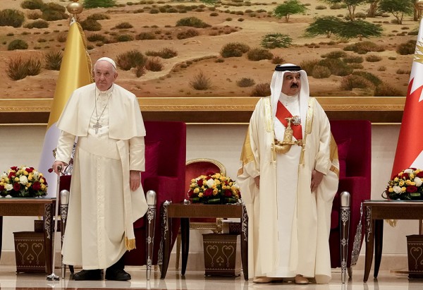 King Hamad receiving Pope Francis at Sakhir Palace in Bahrain